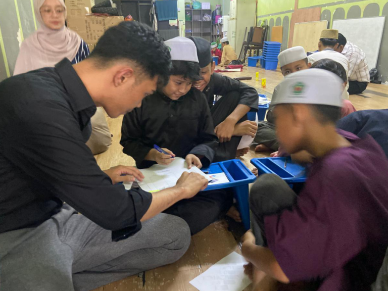 Tim PKM Internasional Prodi S1 Manajemen FEB Unimus Beri Edukasi bagi Anak Migran Indonesia di Malaysia
